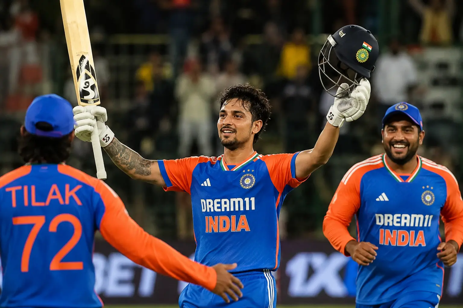 हरारे स्पोर्ट्स क्लब में जिम्बाब्वे के खिलाफ दूसरे T20 मैच में 81 रनों की तेजतर्रार पारी खेलने के बाद जश्न मनाते ईशान किशन और साथी खिलाड़ी।