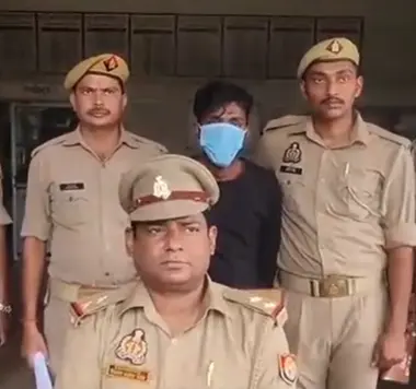 चंदौली पुलिस की टीम और मुगलसराय थाने में गोमांस तस्करी के आरोपी की गिरफ्तारी