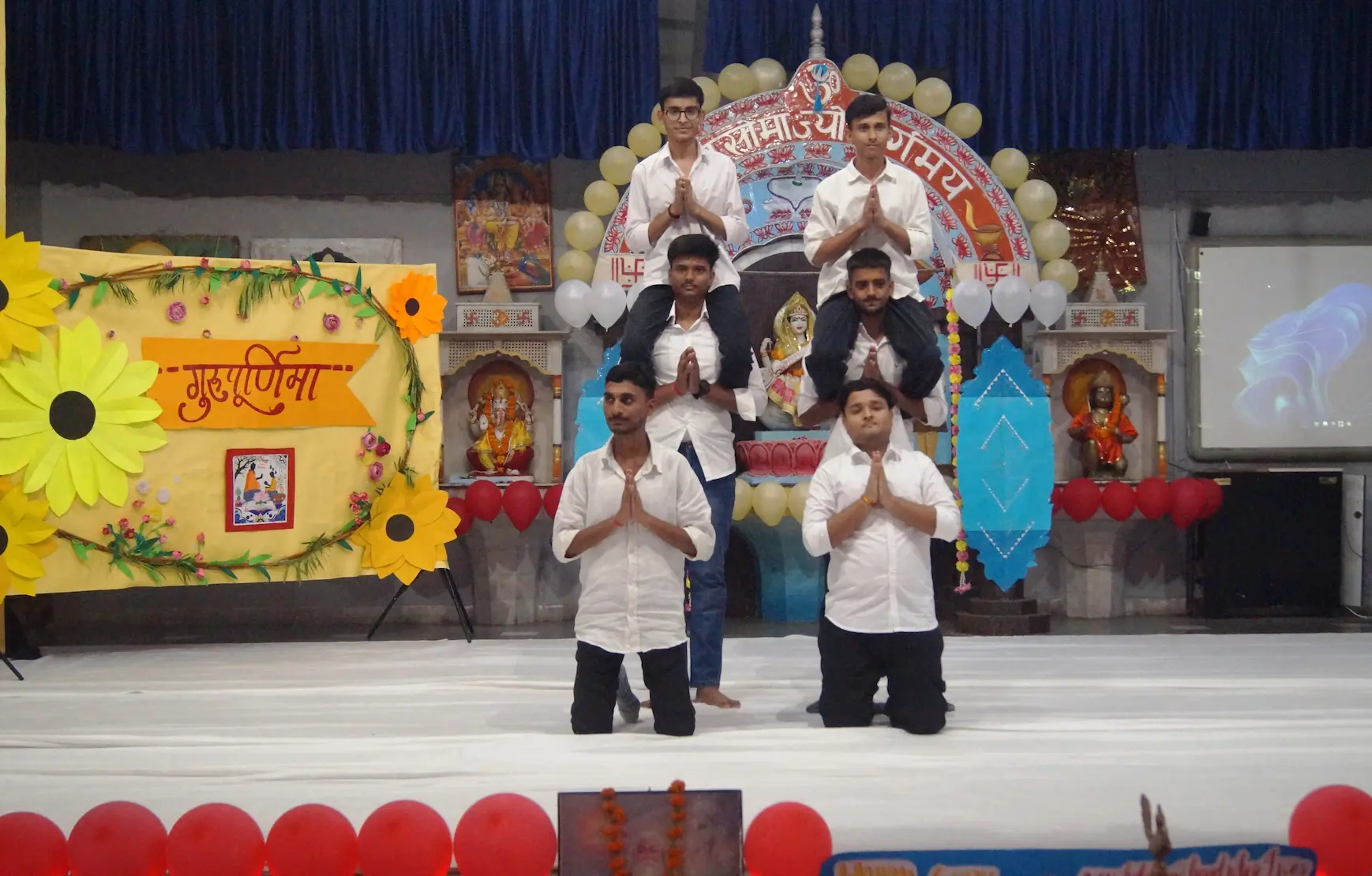 BNSD शिक्षा निकेतन इंटर कॉलेज कानपुर में गुरु पूर्णिमा पर्व पर सांस्कृतिक कार्यक्रम प्रस्तुत करते छात्र-छात्राएँ
