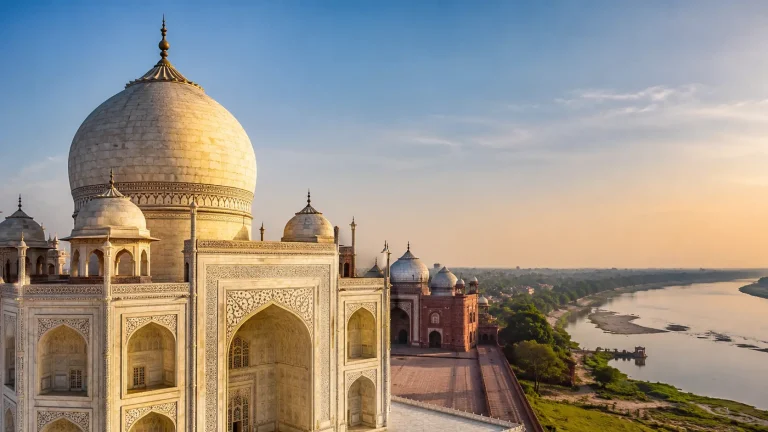 ताजमहल आगरा का मुख्य गुंबद और यमुना नदी का किनारा