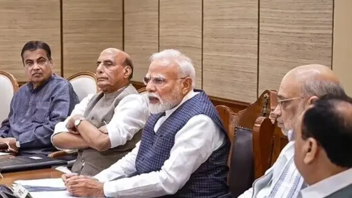 प्रधानमंत्री नरेंद्र मोदी की अध्यक्षता में कैबिनेट बैठक का दृश्य, जहां सेमीकंडक्टर 2.0 और बुनियादी ढांचा परियोजनाओं को मंजूरी दी जा रही है।