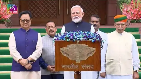 संसद भवन परिसर के बाहर मीडिया को संबोधित करते हुए प्रधानमंत्री नरेंद्र मोदी - मानसून सत्र