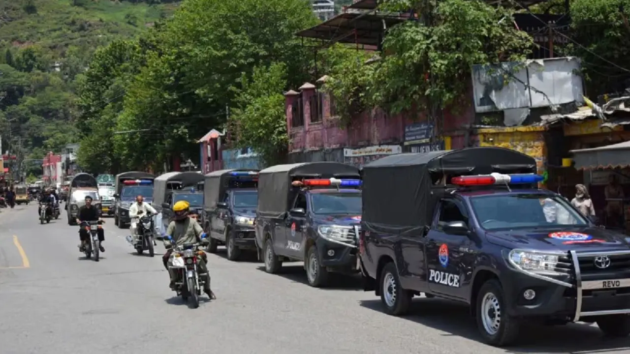 15 जुलाई के लॉन्ग मार्च को रोकने के लिए मुजफ्फराबाद में तैनात पाकिस्तान पुलिस और रेंजर्स के जवान।