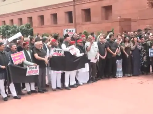 संसद भवन के बाहर NEET परीक्षा और पेपर लीक के खिलाफ प्रदर्शन करते विपक्षी सांसद