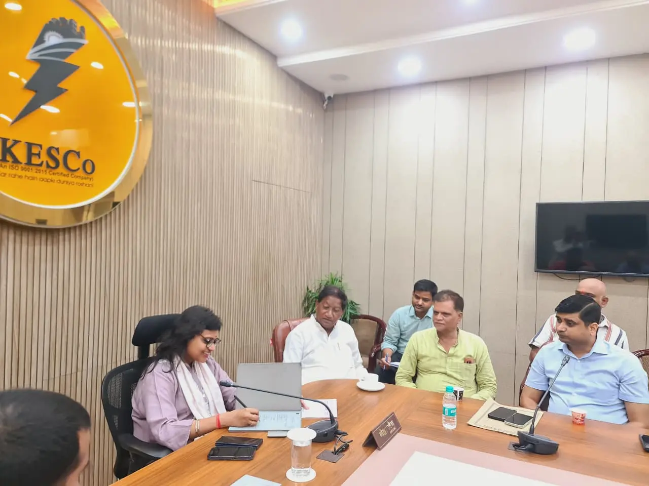 कानपुर में जगन्नाथ रथयात्रा मार्ग की सुरक्षा और बिजली आपूर्ति के लिए केस्को एमडी के साथ बैठक करते भाजपा विधायक सलिल विश्नोई और जनप्रतिनिधि।