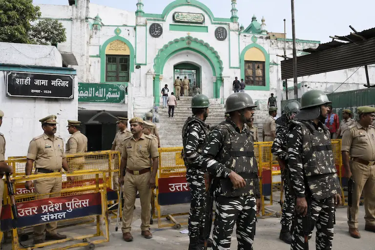 उत्तर प्रदेश के संभल में स्थित ऐतिहासिक शाही जामा मस्जिद परिसर के बाहर तैनात सुरक्षा बल और पुलिसकर्मी.