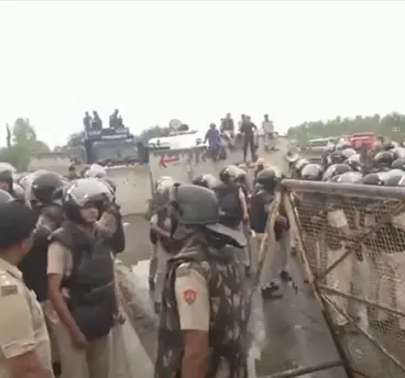शंभू बॉर्डर पर सुरक्षा बलों द्वारा की गई बैरिकेडिंग और मुस्तैद पुलिस बल।