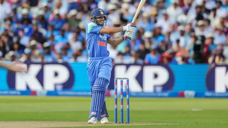 मैच के दौरान शॉट लगाते शुभमन गिल