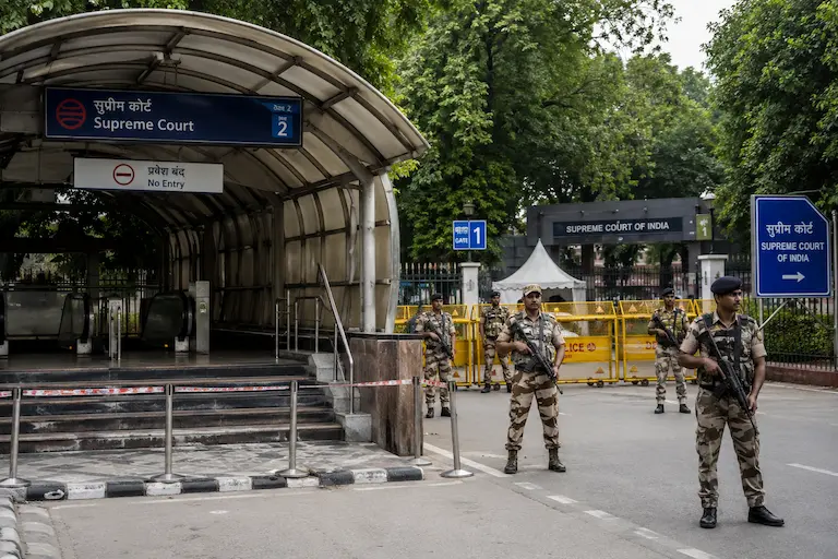 सुप्रीम कोर्ट परिसर के बाहर बंद पड़े मेट्रो स्टेशन और सुरक्षा बलों की तैनाती का दृश्य।