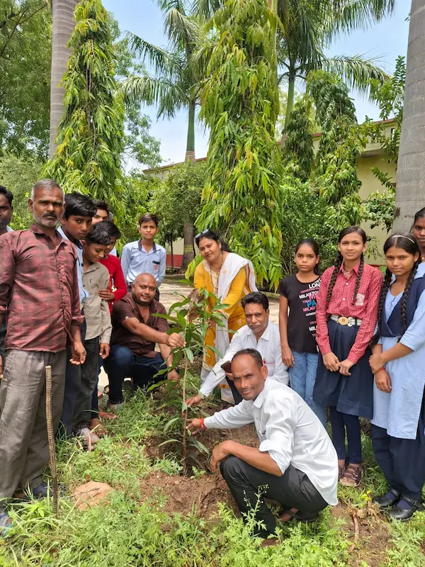 ललितपुर के तेरईफाटक स्थित वीणा वादिनी बालिका इण्टर कॉलेज में पौधारोपण करते अतिथि और छात्राएं।
