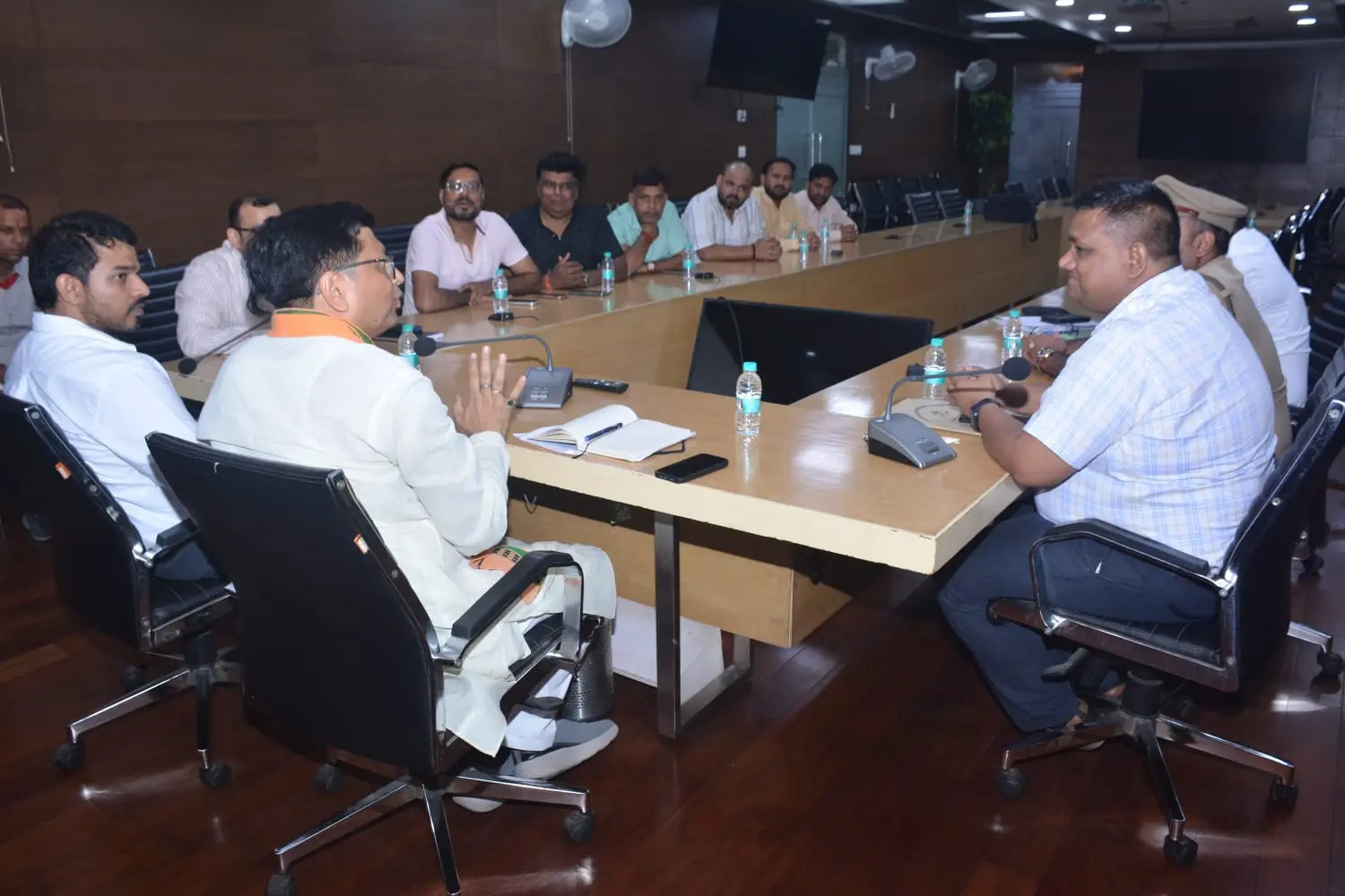 कानपुर केडीए सभागार में एमएलसी अरुण पाठक और कानपुर कोचिंग एसोसिएशन के पदाधिकारियों की सुरक्षा मानकों पर बैठक।