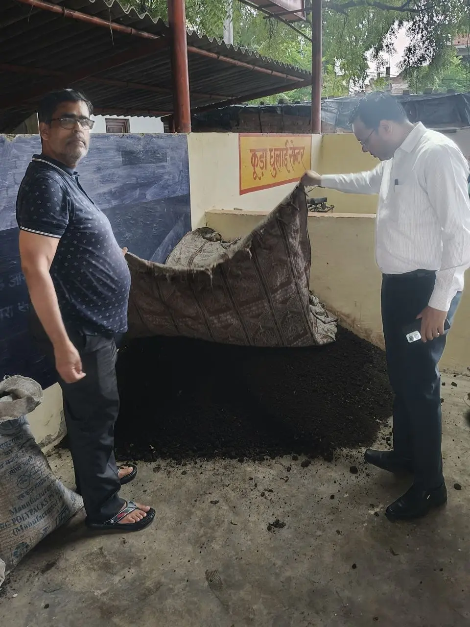 कानपुर की ग्राम पंचायत में रिसोर्स रिकवरी सेंटर (RRC) के तहत केंचुए की मदद से तैयार की जा रही वर्मी कम्पोस्ट जैविक खाद।