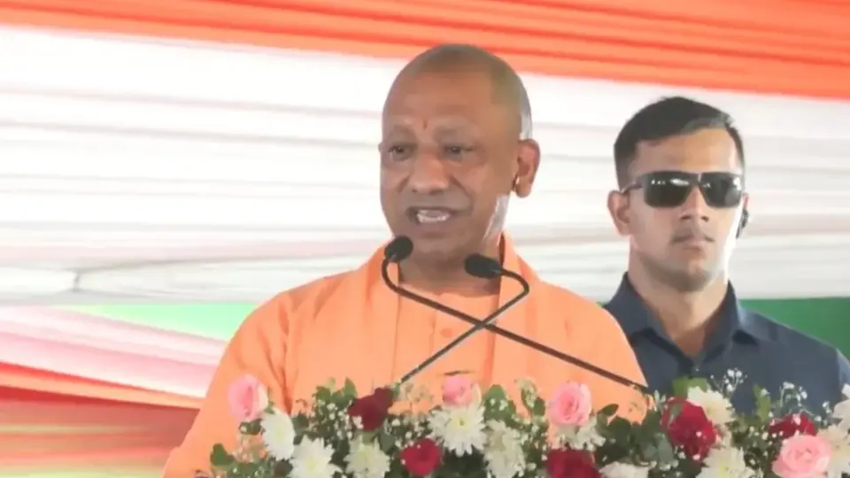 उत्तर प्रदेश के मुख्यमंत्री योगी आदित्यनाथ गोरखपुर में ₹995 करोड़ की विकास परियोजनाओं के लोकार्पण व शिलान्यास कार्यक्रम के दौरान एक विशाल जनसभा को संबोधित करते हुए।