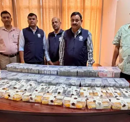 भ्रष्टाचार के मामले में यूपी विजिलेंस की छापेमारी के दौरान रिटायर्ड एआरटीओ के घर से जब्त किए गए सोने के बिस्कुट, आभूषण और 1.62 करोड़ रुपये नकद का दृश्य।