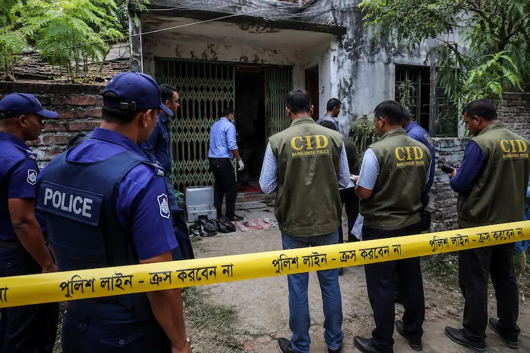 बांग्लादेश के रंगपुर में हिंदू परिवार हत्याकांड के बाद जांच करती पुलिस और सीआईडी की टीम।
