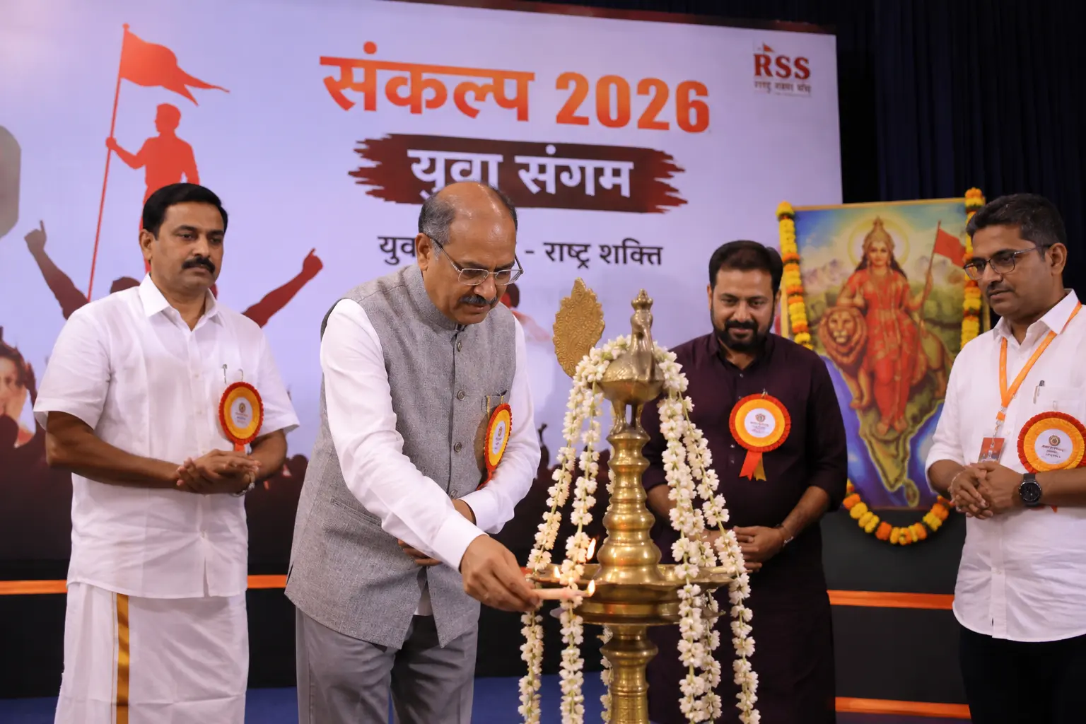केरल यूनिवर्सिटी के कुलपति प्रो. (डॉ.) मोहनन कुन्नुमल संकल्प 2026 युवा संगम कार्यक्रम में दीप प्रज्वलित करते हुए .
