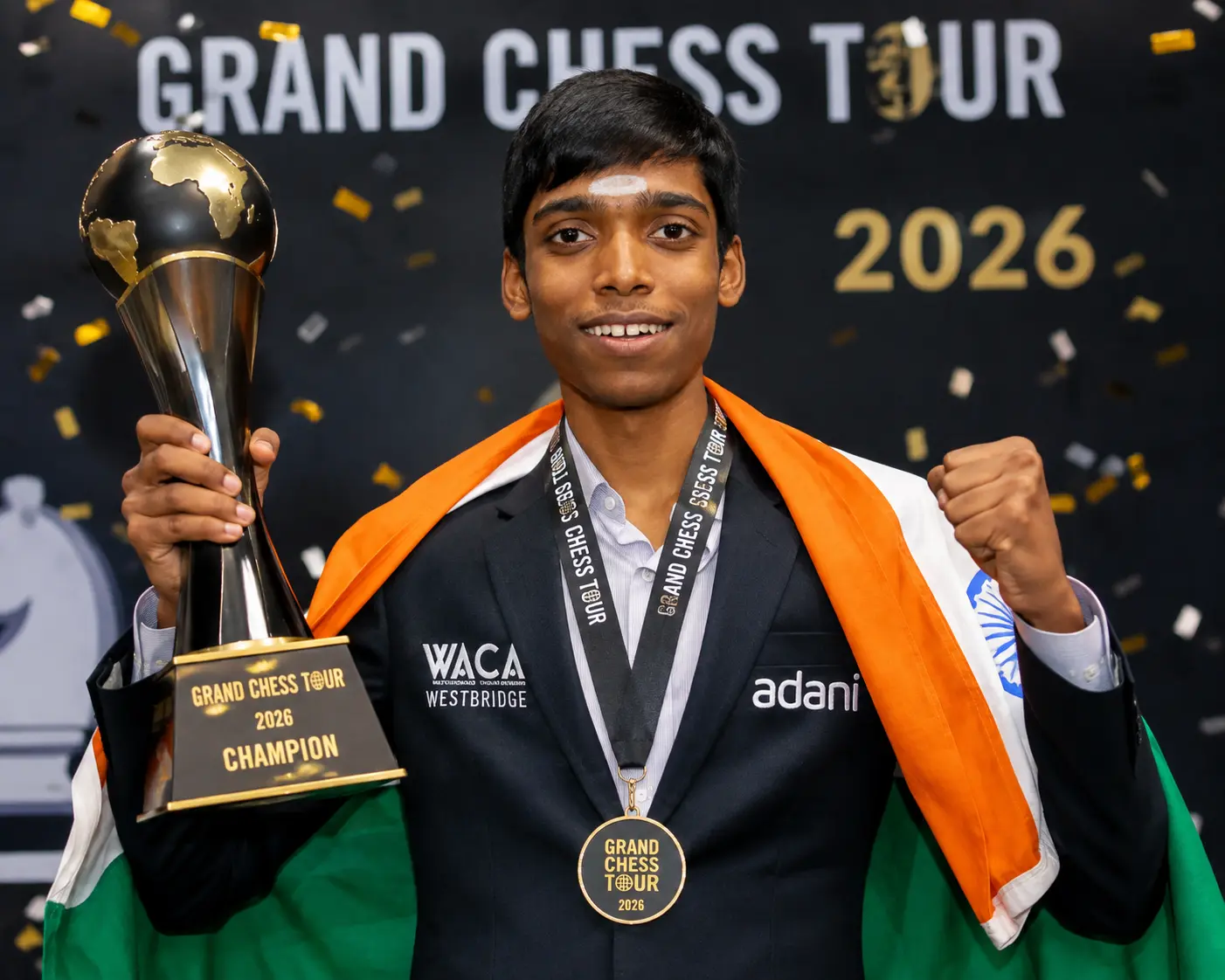 आर. प्रज्ञानानंदा Grand Chess Tour 2026 ट्रॉफी के साथ जश्न मनाते हुए।