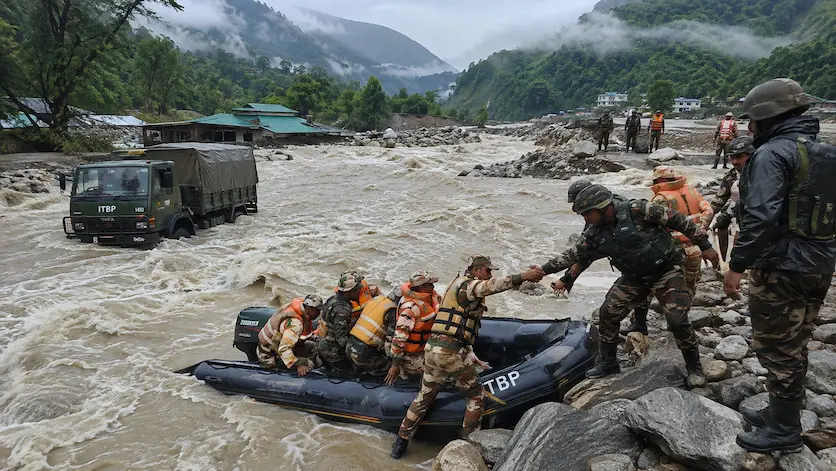 अरुणाचल प्रदेश में उफनती नदी और बाढ़ राहत अभियान चलाते ITBP और सेना के जवान।