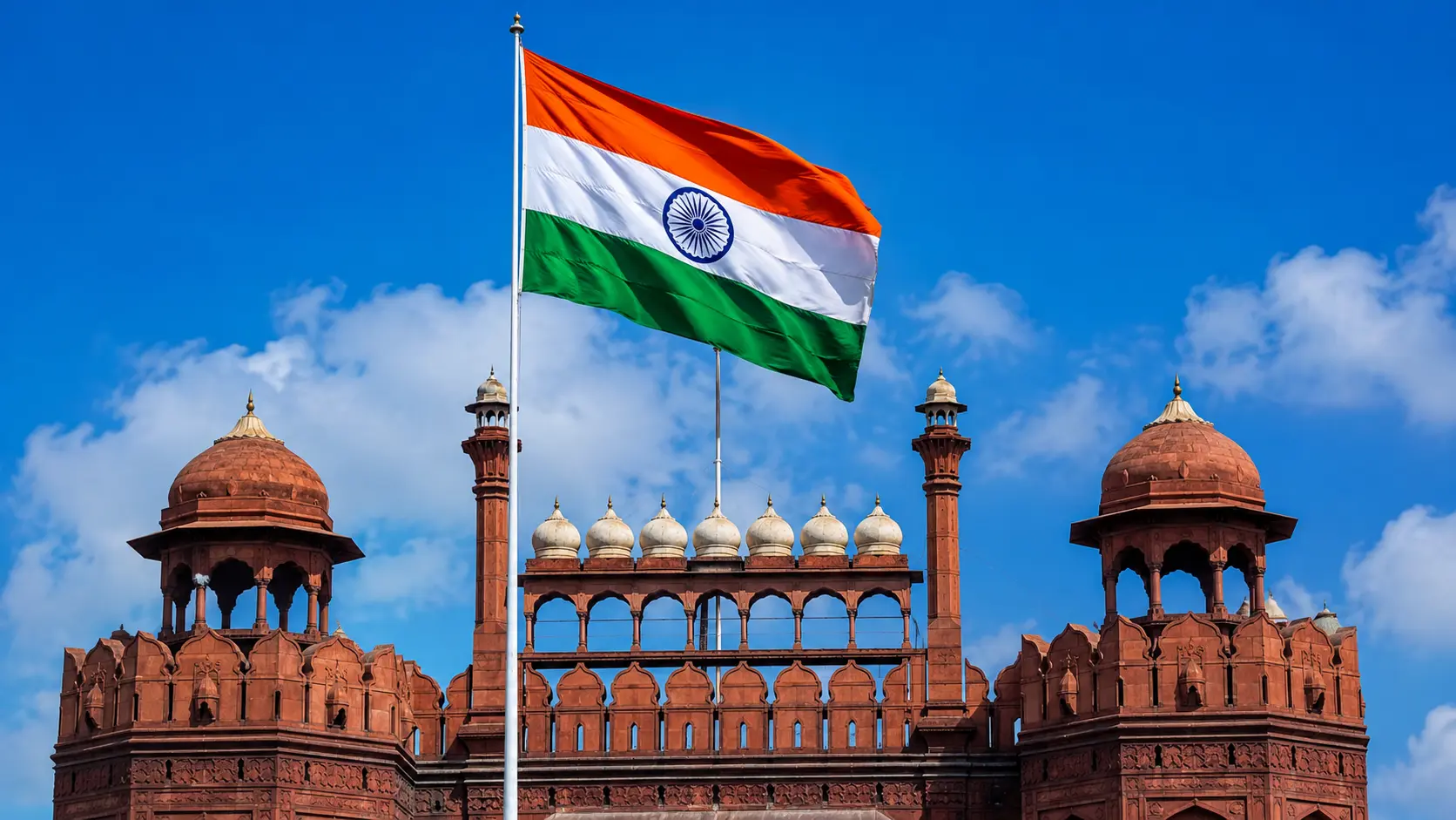 लाल किले के ऊपर फहराता हुआ भारत का राष्ट्रीय ध्वज तिरंगा