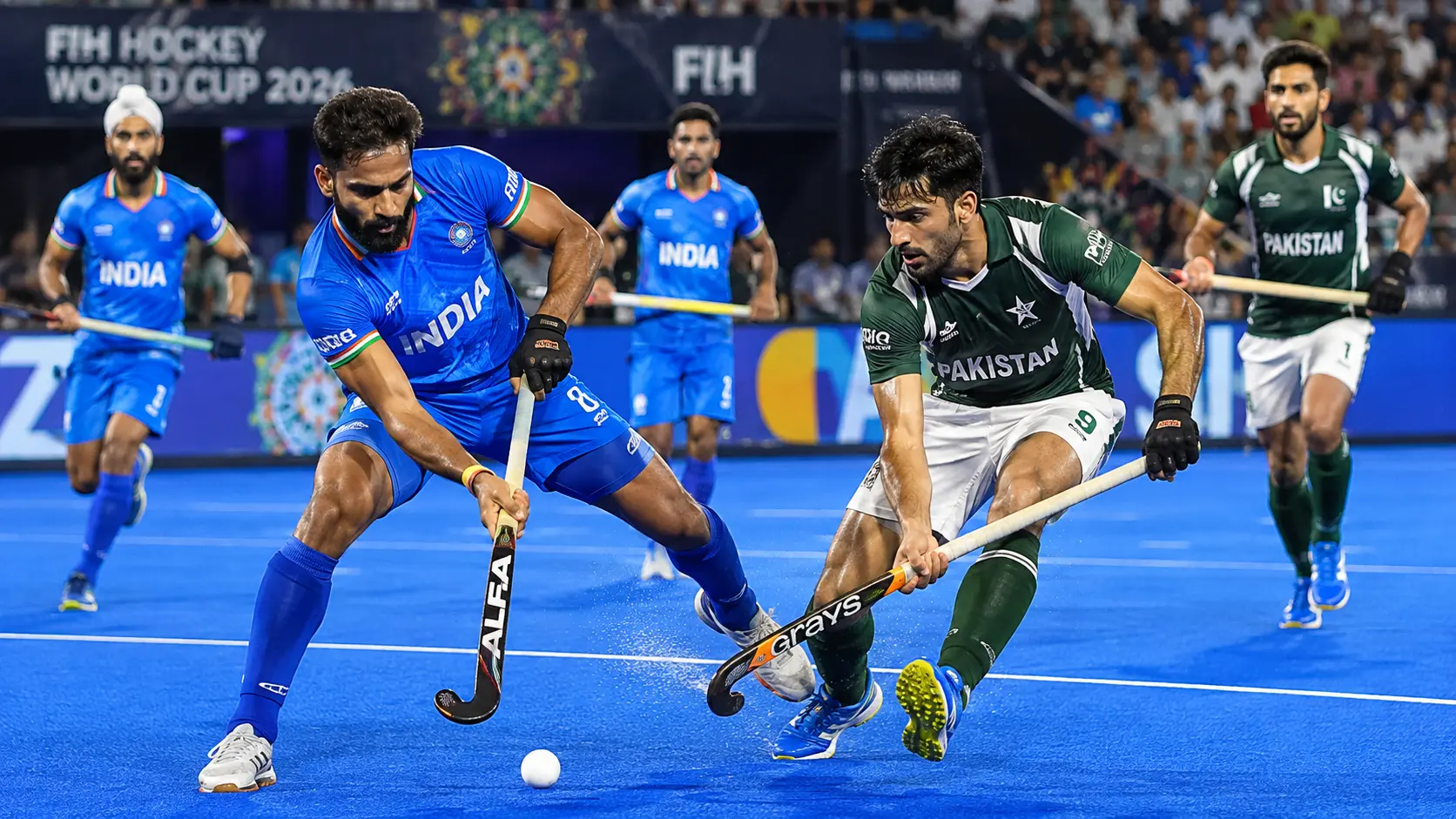 FIH हॉकी विश्व कप 2026 में भारत और पाकिस्तान के खिलाड़ियों के बीच मैदान पर एक्शन का एक दृश्य।