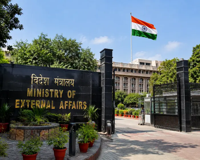 नई दिल्ली स्थित विदेश मंत्रालय का मुख्य द्वार और भारतीय तिरंगा ध्वज, जो अंतरराष्ट्रीय मामलों पर भारत के आधिकारिक रुख का प्रतिनिधित्व करता है।