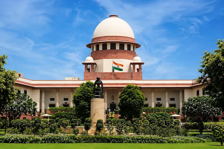 भारत का सर्वोच्च न्यायालय (Supreme Court of India) नई दिल्ली का मुख्य भवन